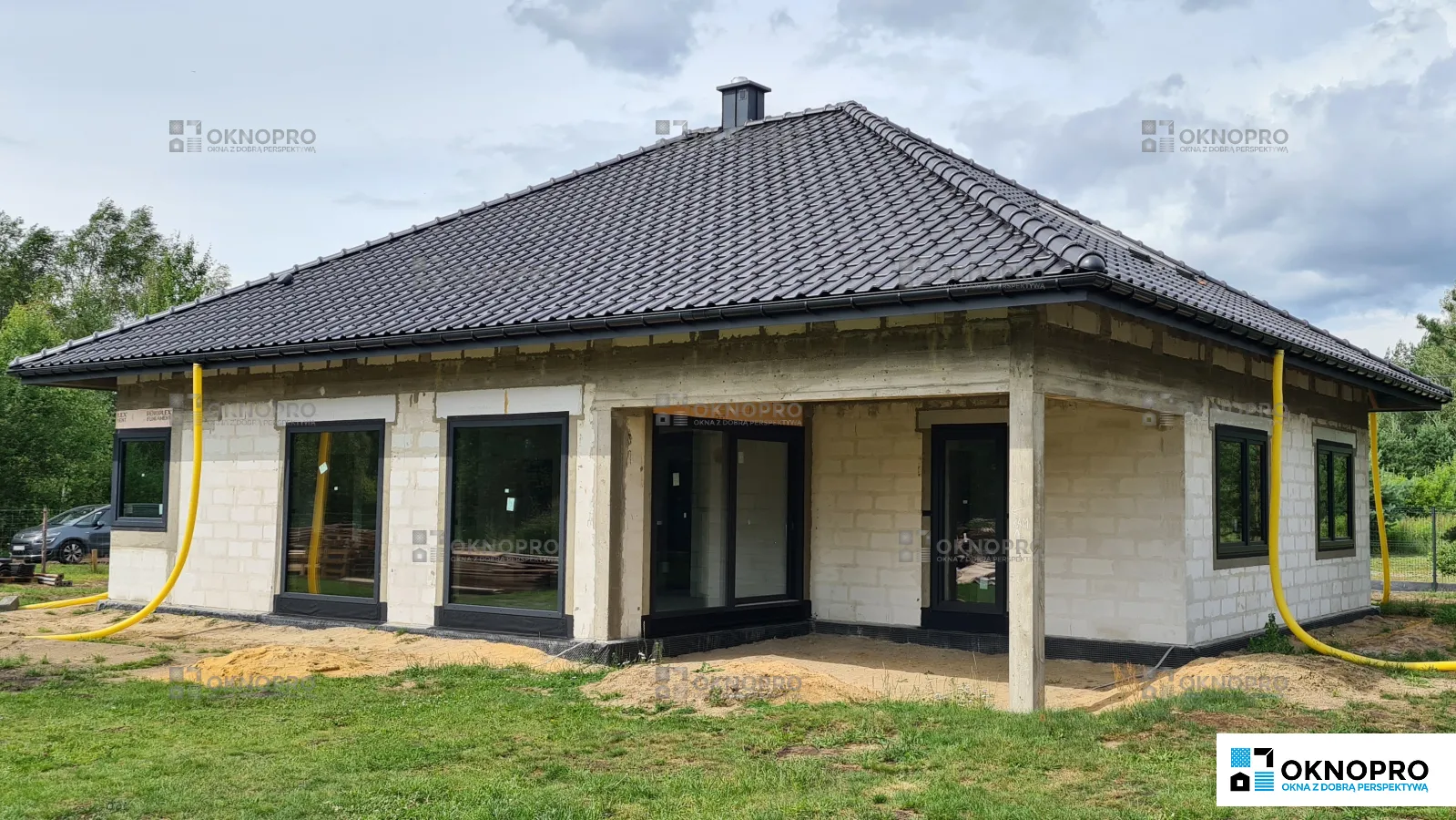 Okna Vetrex V82, żaluzje fasadowe, brama garażowa